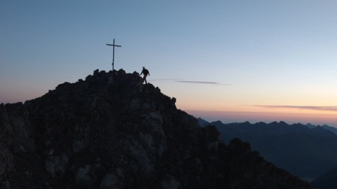 401429751-highlights1504-croce-sulla-vetta-solitudine-arrivo